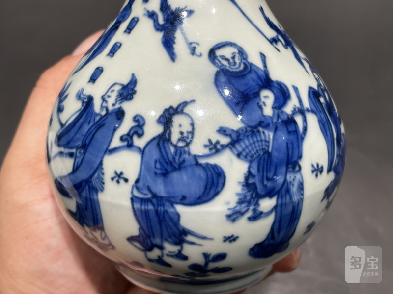 明万历 青花八仙人物纹盘口瓶 - 图9